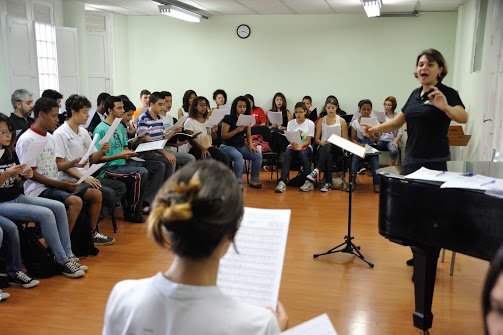 El Coro Juvenil del Programa Guri ofreció una breve muestra a la delegación de El Sistema venezolano en su sede en la Escuela de Música Tom Jobim de Sao Paulo. Foto: FundaMusical Bolívar 2013