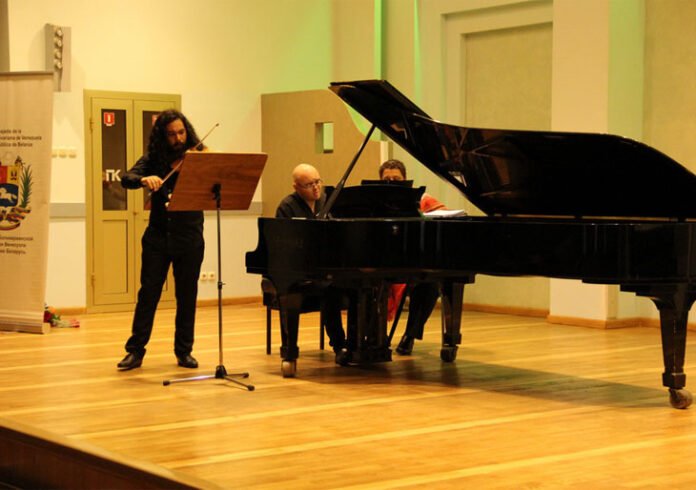 Raúl Suárez (violín) y Alfredo Ovalles (piano) ofrecieron un recital de música latinoamericana contemporánea latinoamericana en la sala de cámara de la Filarmónica Estatal en Minsk