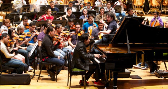 Durante el ensayo con la Orquesta Sinfónica Simón Bolívar de Venezuela, el pianista calificó de "extraordinario" destacada Durante el ensayo con la Orquesta Sinfónica Simón Bolívar de Venezuela, el pianista calificó de "extraordinario" destacada