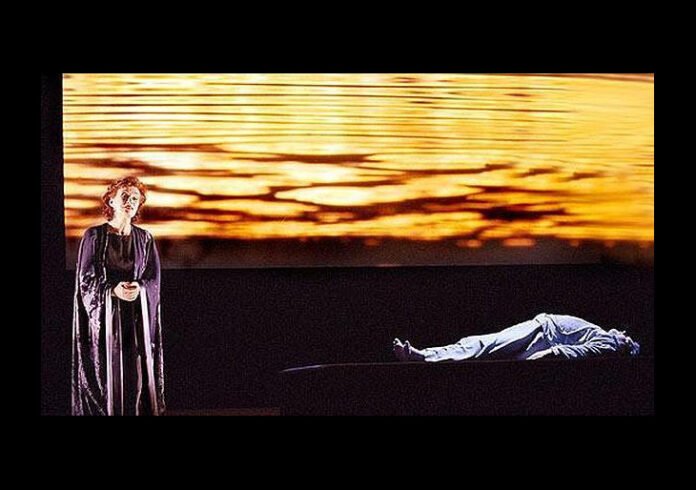 Waltraud Meier (Isolda) y Ben Hepper (Tristán), en el montaje de Peter Sellars y Bill Viola en París en 2005. / Ruth Walz Waltraud Meier (Isolda) y Ben Hepper (Tristán), en el montaje de Peter Sellars y Bill Viola en París en 2005. / Ruth Walz