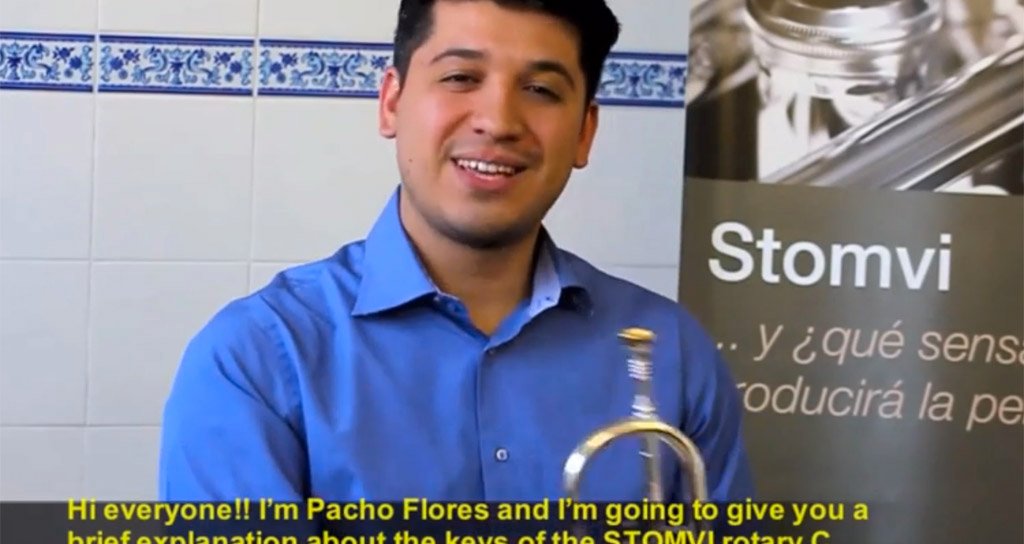 Pacho Flores probando la trompeta alemana de Stomvi