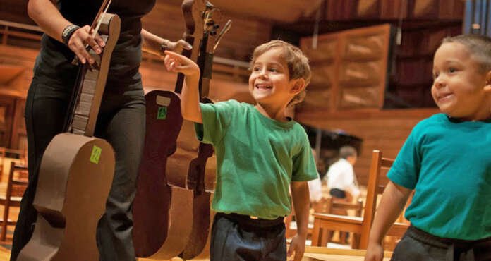 LOS NIÑOS QUE OCONFORMAN LAS ORQUESTA DE PAPEL TIENEN ALREDEDOR DE TRES AÑOS LOS NIÑOS QUE OCONFORMAN LAS ORQUESTA DE PAPEL TIENEN ALREDEDOR DE TRES AÑOS