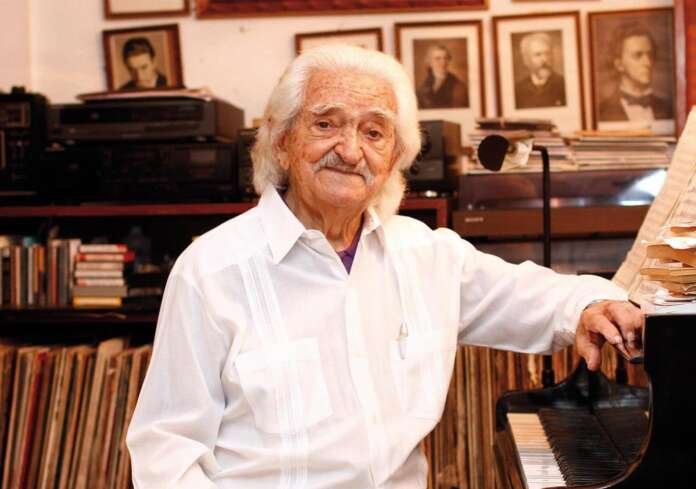 El equipo del CALENDARIO MARGARITA 2013 se une a la celebracion del Cumpleaños del Margariteño Inocente Carreño. Maestro del sentir universal 28 de diciembre de 1911 “Viva expresión del gentilicio musical margariteño, alma peregrina de notas y acordes que circulan con magistral presencia en el pentagrama universal” -Verni Salazar- Hijo Ilustre de Porlamar, criado con cuentos de abuela y salitre. Alumno de Lino Gutiérrez y de Vicente Emilio Sojo. Trompetista, arreglista y compositor, enamorado hasta los huesos de la música popular y considerado uno de los grandes exponentes del nacionalismo musical venezolano. Pedagogo clásico y sembrador de escuelas, director de orquesta y coros, es Inocente Carreño tan prolijo en la conversación como vasto en la producción musical. Es el maestro de maestros, el que al amar a Margarita la convirtió en mujer para homenajearla con un poema sinfónico adornado de ritmos y cánticos tradicionales. Es quien toca la nota universal en el sentir de la margariteñidad ©Foto: Jonathan Ledezma El equipo del CALENDARIO MARGARITA 2013 se une a la celebracion del Cumpleaños del Margariteño Inocente Carreño. Maestro del sentir universal 28 de diciembre de 1911 “Viva expresión del gentilicio musical margariteño, alma peregrina de notas y acordes que circulan con magistral presencia en el pentagrama universal” -Verni Salazar- Hijo Ilustre de Porlamar, criado con cuentos de abuela y salitre. Alumno de Lino Gutiérrez y de Vicente Emilio Sojo. Trompetista, arreglista y compositor, enamorado hasta los huesos de la música popular y considerado uno de los grandes exponentes del nacionalismo musical venezolano. Pedagogo clásico y sembrador de escuelas, director de orquesta y coros, es Inocente Carreño tan prolijo en la conversación como vasto en la producción musical. Es el maestro de maestros, el que al amar a Margarita la convirtió en mujer para homenajearla con un poema sinfónico adornado de ritmos y cánticos tradicionales. Es quien toca la nota universal en el sentir de la margariteñidad ©Foto: Jonathan Ledezma