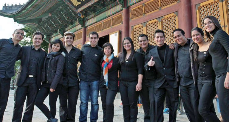 Entre los carabobeños que forman parte de la Juvenil Caracas se encuentra el porteño Víctor Oviedo en el corno, Mariam Castro y Leinot Hernández en los contrabajos, Daniel Vásquez y José Terán en las trompetas, los violinistas Nicolás Medina, Yeiry Castillo y Marlly Palacios; los violistas Wiston Costero y Zulibeth Torres, además de Loidmary Perenguez, Pedro Vergara y los invitados Álvaro Lezama en la fila de violines y la fagotista Anaís Gómez.Entre los carabobeños que forman parte de la Juvenil Caracas se encuentra el porteño Víctor Oviedo en el corno, Mariam Castro y Leinot Hernández en los contrabajos, Daniel Vásquez y José Terán en las trompetas, los violinistas Nicolás Medina, Yeiry Castillo y Marlly Palacios; los violistas Wiston Costero y Zulibeth Torres, además de Loidmary Perenguez, Pedro Vergara y los invitados Álvaro Lezama en la fila de violines y la fagotista Anaís Gómez.