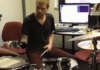 Un baterista de jazz toca con su brazo biónico Un batería de jazz toca con su brazo biónico