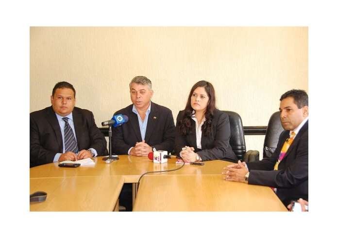 El grupo Sulbarán & Asociados, cuyos voceros Héctor Sulbarán, Maria Alejandra Salazar y Miguel Banojian ofrecieron una rueda de prensa para exponer el caso de más de 30 artistas quienes se encuentran disputando en los tribunales del país los derechos de sus obras. El grupo Sulbarán & Asociados, cuyos voceros Héctor Sulbarán, Maria Alejandra Salazar y Miguel Banojian ofrecieron una rueda de prensa para exponer el caso de más de 30 artistas quienes se encuentran disputando en los tribunales del país los derechos de sus obras.