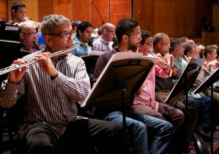 Cuatro décadas musicales unidas en un mismo concierto Víctor Rojas, miembro fundador de El Sistema y Gerente General de la Orquesta Sinfónica Simón Bolívar, se une a la conmemoración de los 40 años de El Sistema