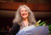 Y una noche Argerich bautizó la Ballena Azul Tras recibir el ramo de flores por parte de la Ministra de Cultura, Martha Argerich separó tres rosas y se las obsequió a las grandes figuras que la acompañaron durante la noche: Eduardo Hubert, Luis Bacalov y el concertino de la Orquesta Sinfónica Nacional, Luis Roggero. — en Centro Cultural Kirchner.