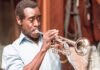 Entre el silencio de Miles Davis y el cine iluminado de Diaz Don Cheadle 'reinventa' la figura de Miles Davis