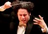 De la Simón Bolívar al Super Bowl: por qué Gustavo Dudamel está llegando a todo el mundo “Cuando eres joven no tienes límites, pero a medida que vas creciendo comienzas a equilibrar las cosas”. Gustavo Dudamel dirige la Orquesta Sinfónica de Los Ángeles. Fotografía: Tristram Kenton para The Guardian.