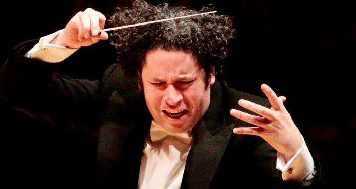 “Cuando eres joven no tienes límites, pero a medida que vas creciendo comienzas a equilibrar las cosas”. Gustavo Dudamel dirige la Orquesta Sinfónica de Los Ángeles. Fotografía: Tristram Kenton para The Guardian.