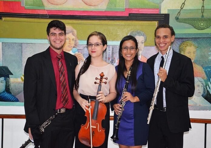 Solistas de izquierda a derecha: Sergio Sierra, Emmy Cerjeravic, Yesimar Sheisoon e Isaac Granja (Foto AMIMUSICA)