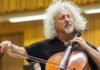 “Uno nunca debe usar la música con el fin de mostrar lo bien que toca el instrumento.” Mischa Maisky Mischa Maisky