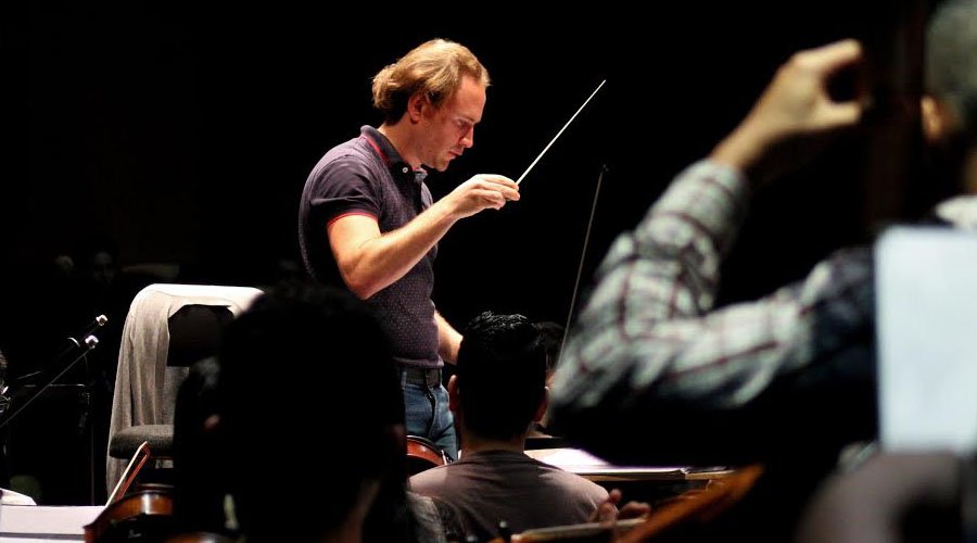 Conversaciones de Atril con Christian Vásquez Christian Vásquez | Fotografía: Ileana Isabel Gómez @isagomezfotografia