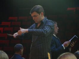 El director venezolano José Carmelo Calabrese debutó con la Orquesta Filarmónica de Bogotá