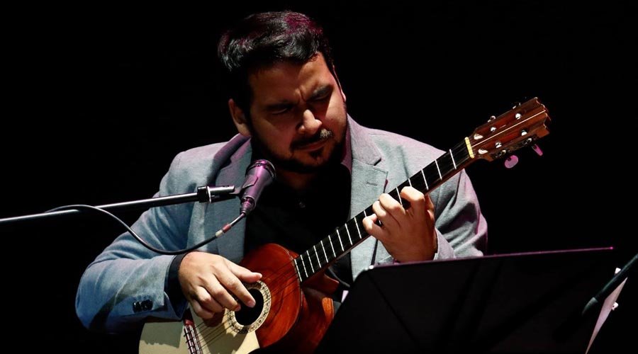 Miguel Siso invade el escenario de #NochesDeGuataca armado con “Cuatro cuerdas o más” Miguel Siso
