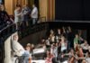 Aplausos para el debut operístico de Wenders junto a Barenboim en Berlín Ensayo de orquesta para “Los pescadores de perlas” (EFE)