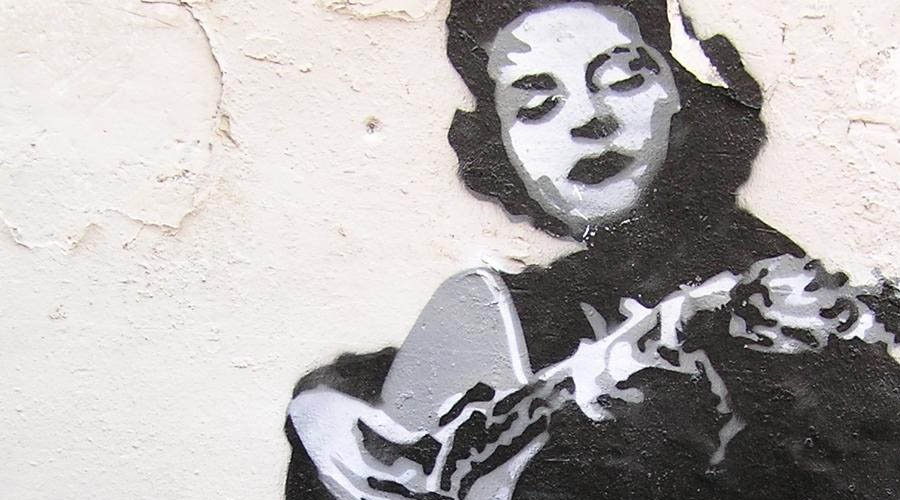 ¿Qué ha pasado en Portugal con el fado? Arte callejero en Lisboa que muestra una imagen de la fadista Amália (Creative Commons)