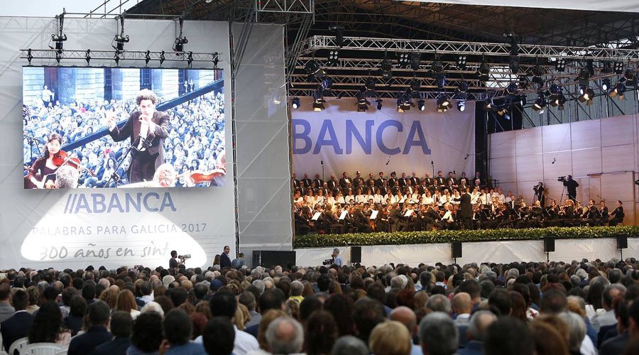 Un brillante Gustavo Dudamel trae la ‘Alegría’ a la Praza do Obradoiro en un recital memorable