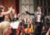 La Orquesta Filarmónica de Jalisco debutó en L.A. con una propuesta tan clásica como mexicana El compositor mexicano radicado en L.A. Juan Pablo Contreras saluda a la violinista venezolana Angelica Olivo y al director Parisotto.