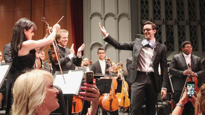 El compositor mexicano radicado en L.A. Juan Pablo Contreras saluda a la violinista venezolana Angelica Olivo y al director Parisotto.