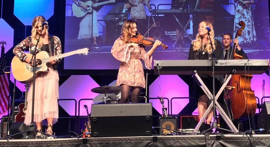 Lauren Conklin recorre las fronteras de los géneros musicales con su violín