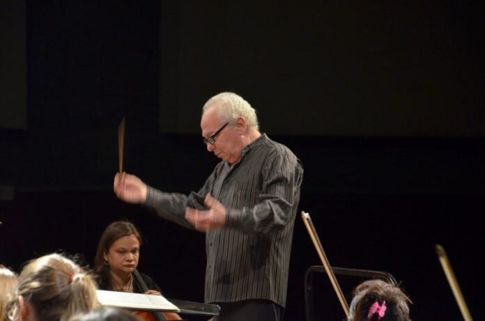 Foto del maestro dirigiendo