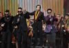 La Orquesta Sinfónica Simón Bolívar de Venezuela interpretó junto a la Súper Banda de Venezuela, Guaco la versión sinfónica de Lágrimas no más