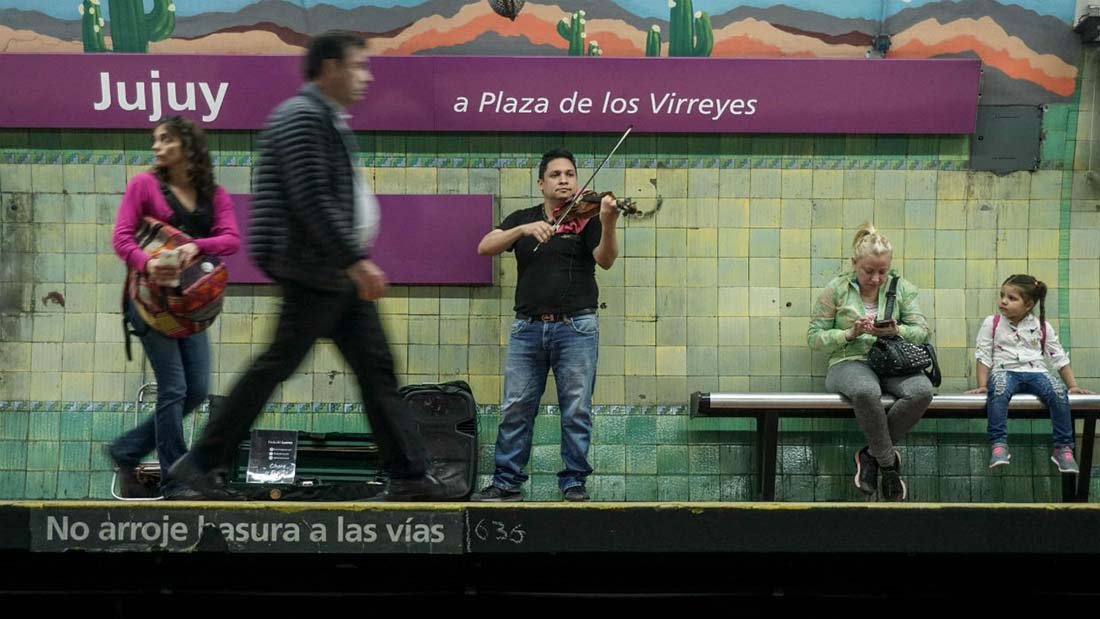 Del metro a la orquesta, el sonido virtuoso del éxodo venezolano en Argentina