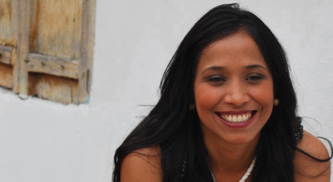 Luisana Pérez canta con voz risueña a los colores del Caribe