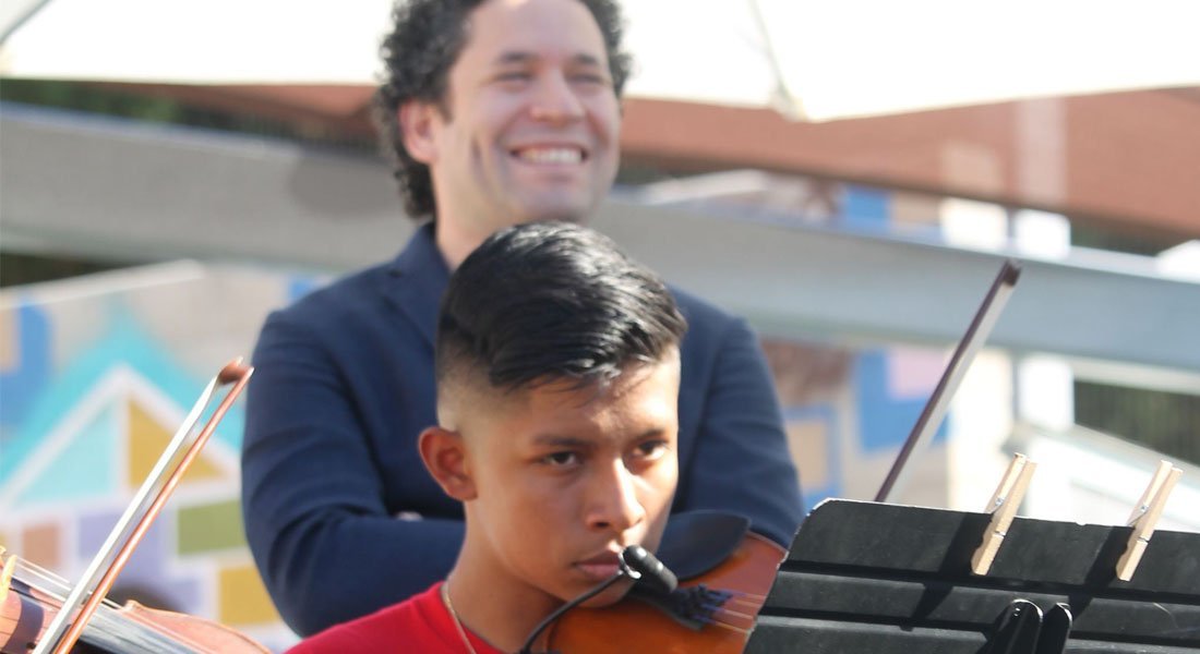 Orquesta Juvenil de Los Ángeles (YOLA) llega a escuela chárter para empoderar la educación de los pequeños