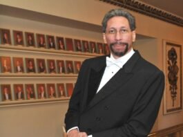 Maestro León Burke en concierto con la Sinfónica de Falcón