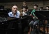 El maestro Gerry Weil se sienta al piano como un músico más de El Sistema