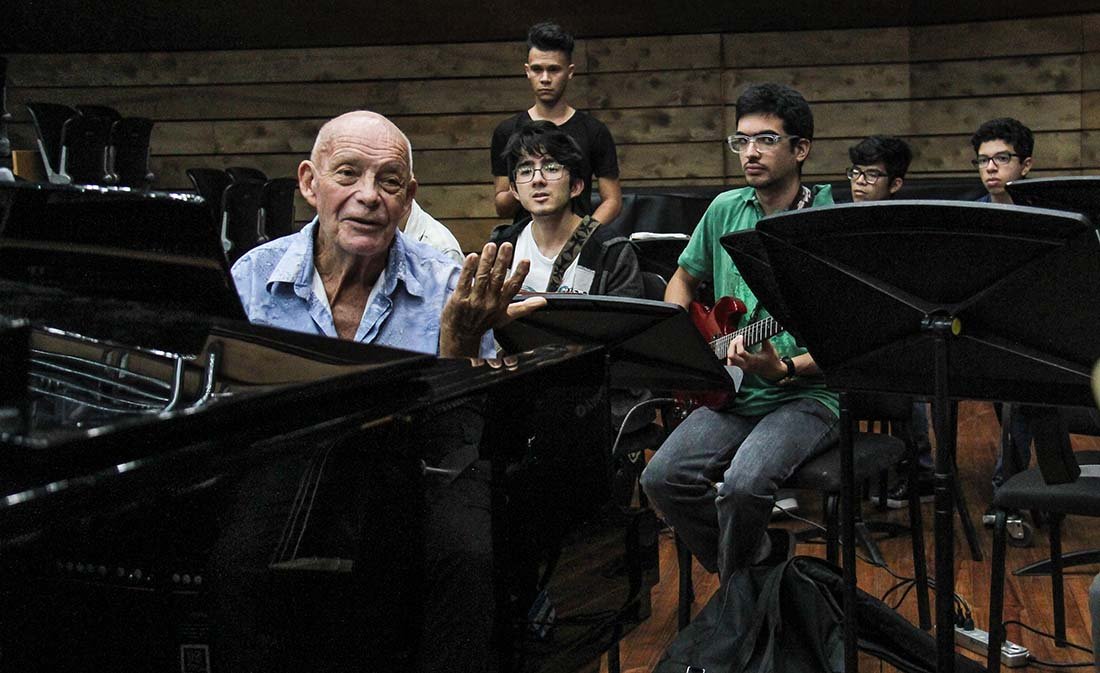 El maestro Gerry Weil se sienta al piano como un músico más de El Sistema