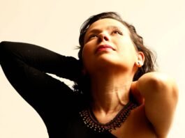 Andrea Paola adelanta repertorio de su nuevo disco en concierto íntimo