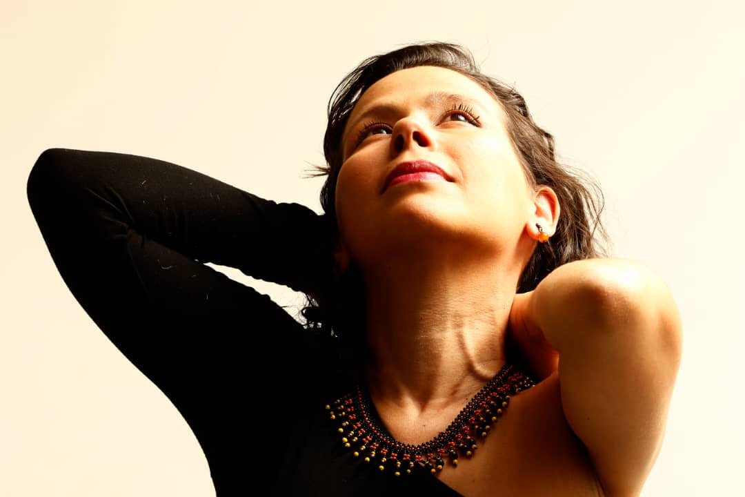 Andrea Paola adelanta repertorio de su nuevo disco en concierto íntimo