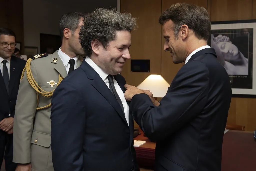 Gustavo Dudamel fue condecorado por Emmanuel Macron en Francia