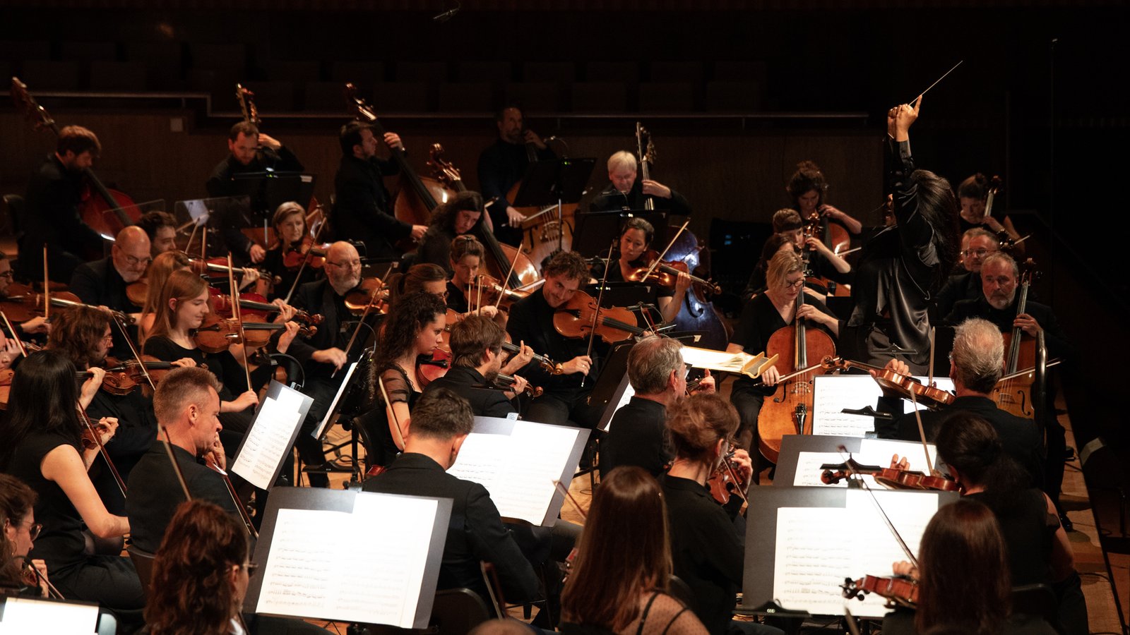 Glass Marcano: La primera mujer latina en dirigir la Filarmónica de Bruselas